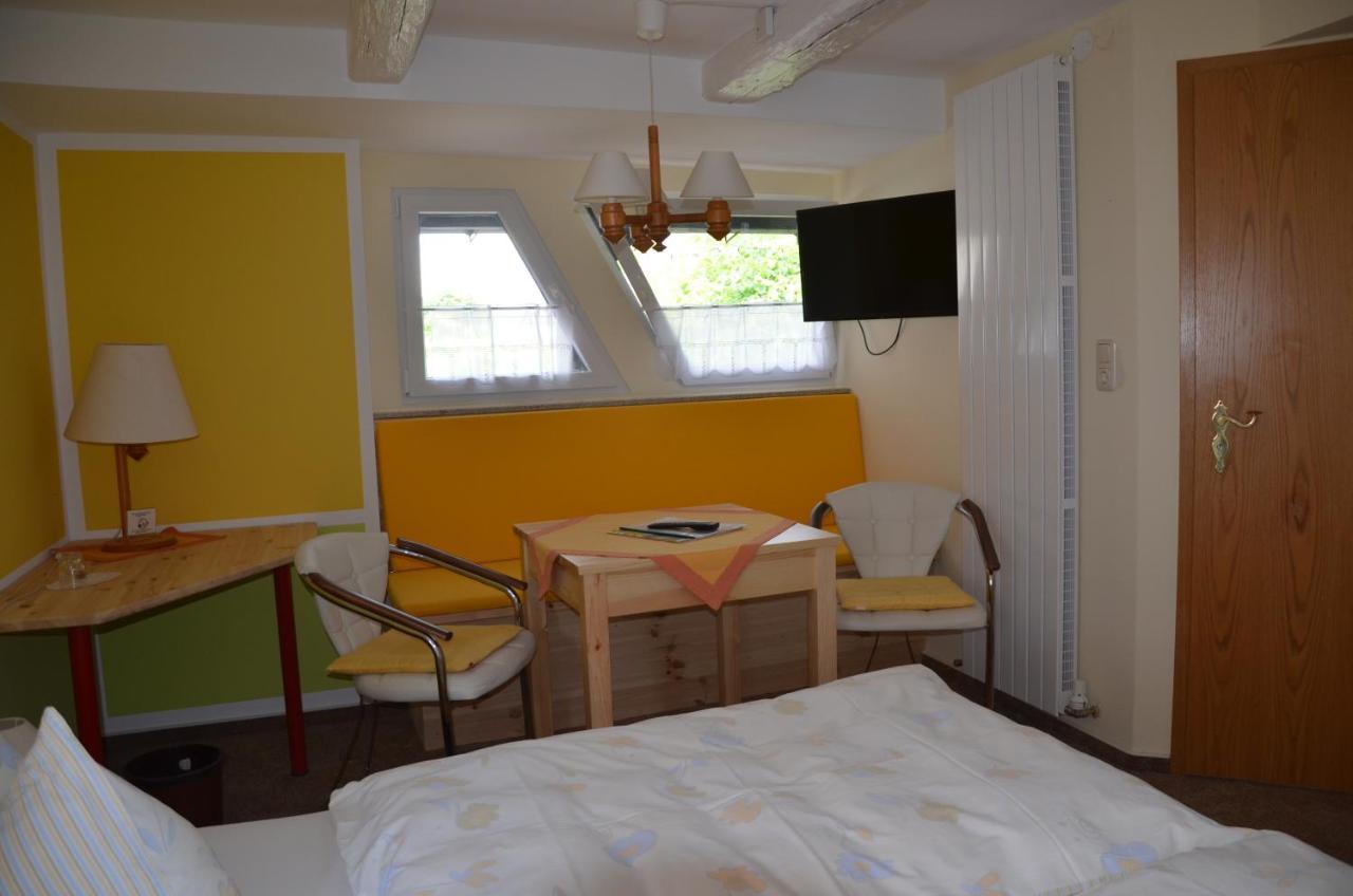 Hotel Garni & Oma'S Heuhotel 'Pension Zur Galerie' Barby Kültér fotó