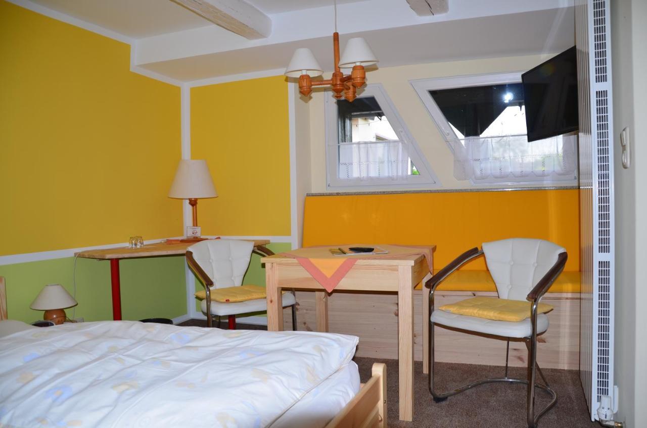 Hotel Garni & Oma'S Heuhotel 'Pension Zur Galerie' Barby Kültér fotó