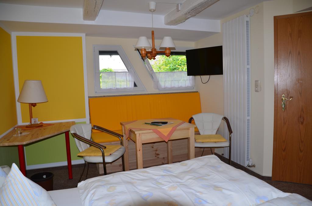 Hotel Garni & Oma'S Heuhotel 'Pension Zur Galerie' Barby Kültér fotó