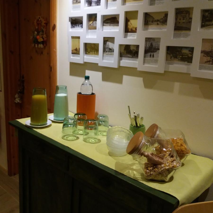 Hotel Garni & Oma'S Heuhotel 'Pension Zur Galerie' Barby Kültér fotó